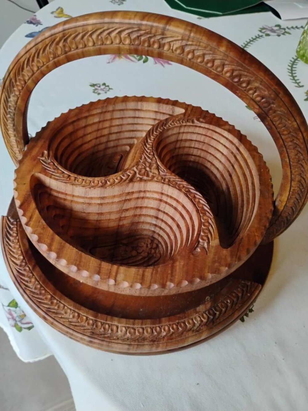 Collapsible wooden basket
